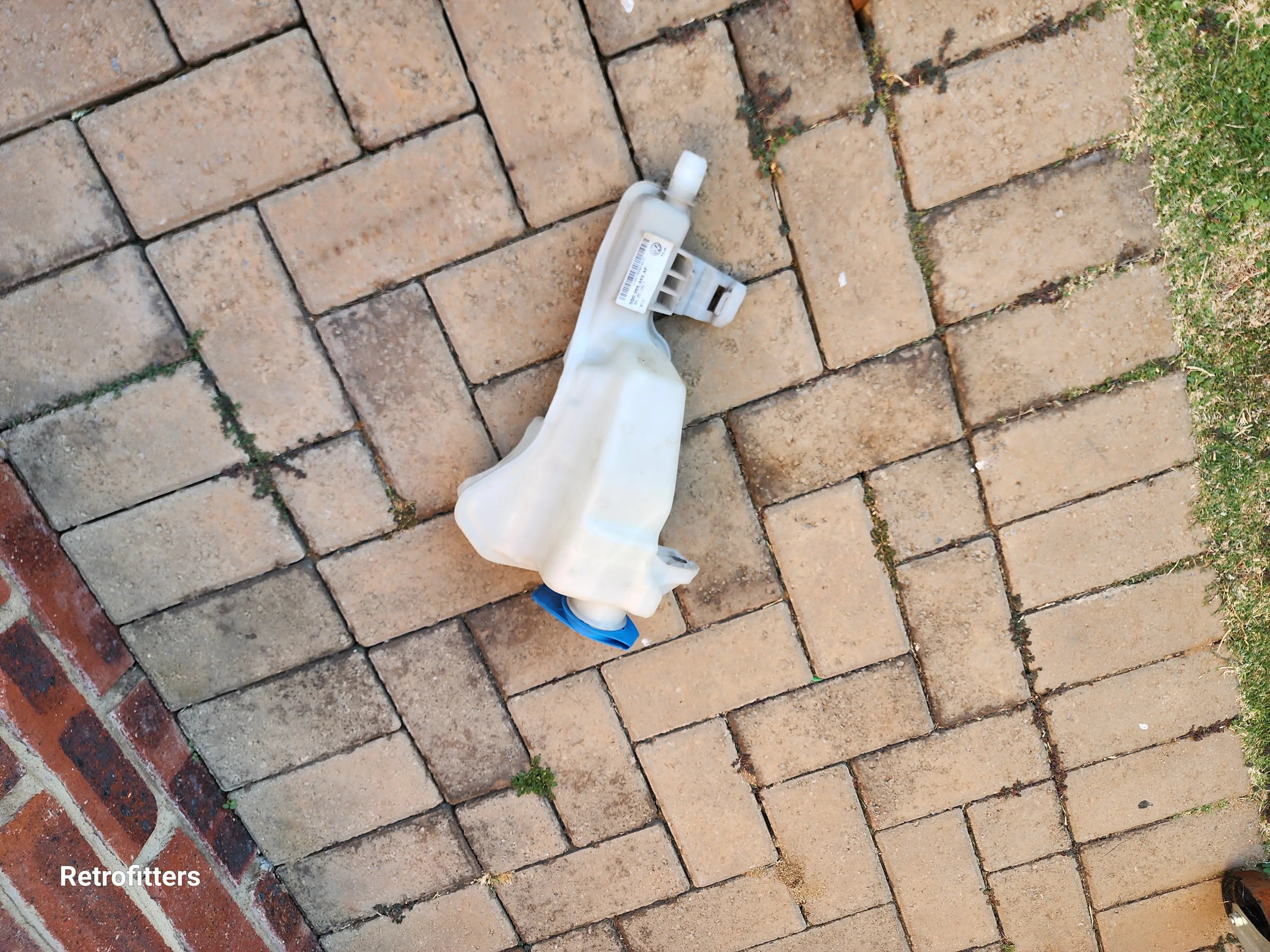 Pre loved (used) Volkswagen Golf mk7 / mk7.5 R Top part of water bottle 5Q0 955 449 af Retrofitters RSA