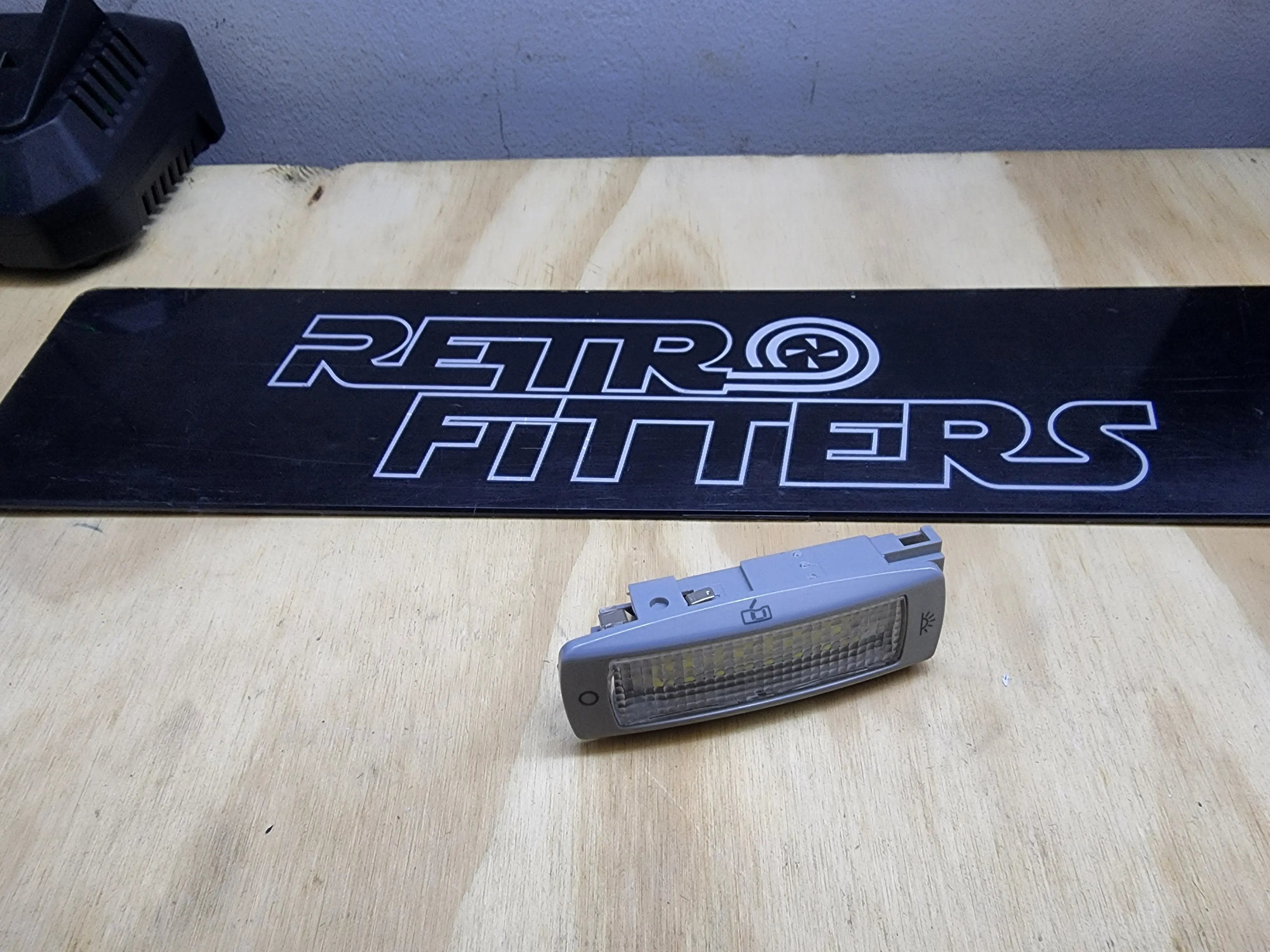 Rear Reading Map Dome Light Ceiling Lamp 3B0947291 B For VW Volkswagen Golf Passat Beetle Tiguan Skoda Fabia Superb Seat Leon Retrofitters RSA