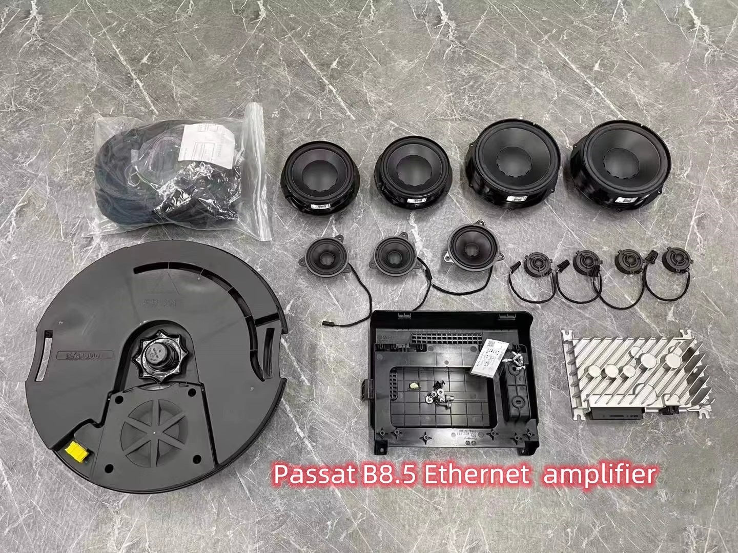Vir VW Golf 7/7.5 MK7 GTI R-Line Hele Stel Dynaudio (4 tweeter/4 woofer/1 subwoofer/1 versterker) 'n Pilaar (swart/grys) met kabel